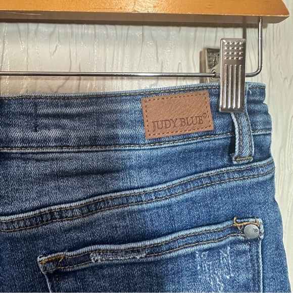 Judy Blue Daisy Patch Medium Wash Distressed Shorts Size Small - Picture 6 of 8